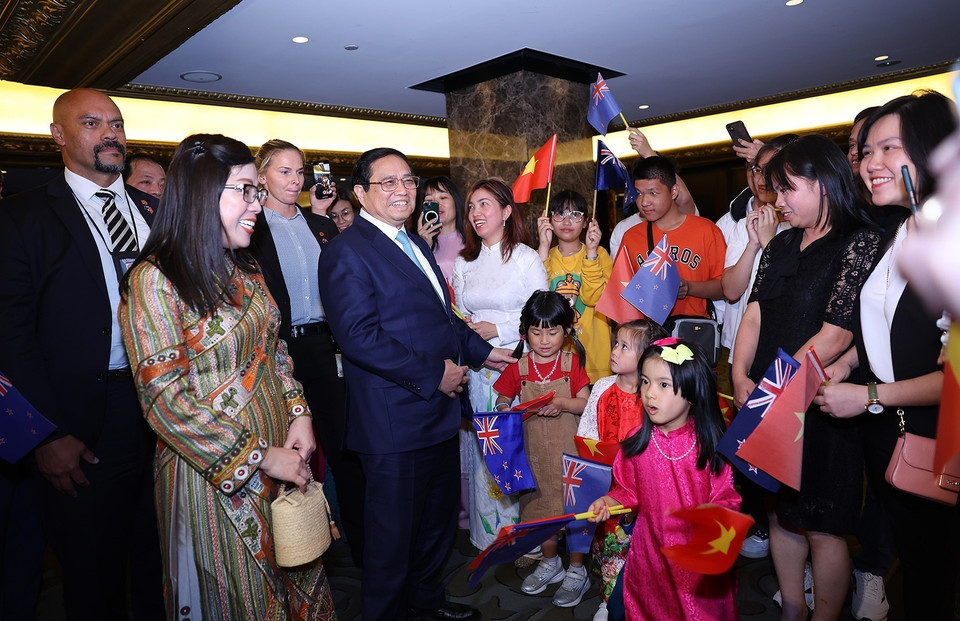 Cộng đồng người Việt Nam tại New Zealand đón Thủ tướng Phạm Minh Chính và Phu nhân. (Ảnh: Dương Giang/TTXVN)