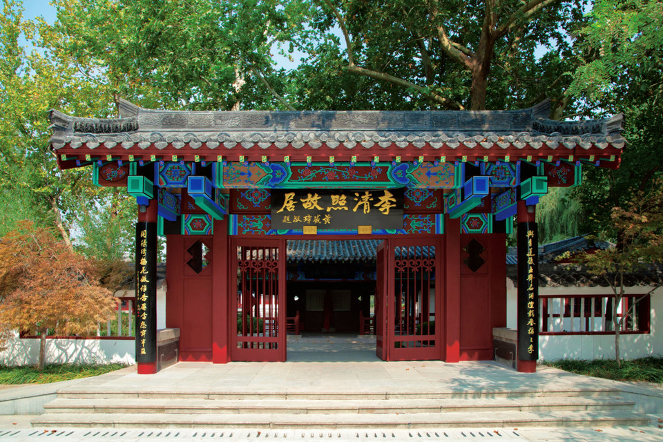 Nơi đây được xây dựng dựa trên nền tảng tự nhiên và sự tích lũy văn hóa của Thành cổ Minh Thủy nghìn năm tuổi, tích hợp sinh thái các dòng suối, lịch sử và nhân văn, di sản văn hóa, tham quan, nghỉ dưỡng, sáng tạo văn hóa và môi trường sống sinh thái. Đây là một điểm đến du lịch, giải trí và nghỉ dưỡng toàn diện hạng nhất quốc tế, với nhiều cảnh đẹp làm say đắm lòng người. (Ảnh: Tiến Trung-Mạnh Cường-Thành Dương/Vietnam+)