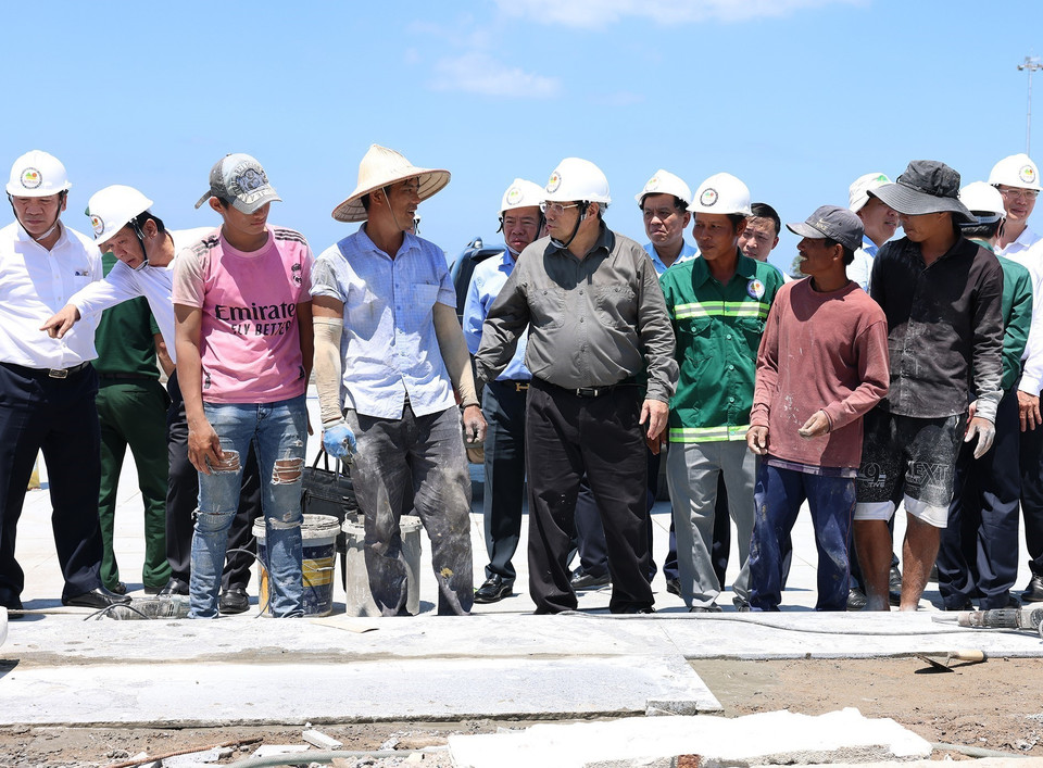 Thủ tướng Phạm Minh Chính kiểm tra công trình xây dựng Tượng đài Bác Hồ tại phường Dương Đông, Thành phố Phú Quốc. (Ảnh: Dương Giang/TTXVN)