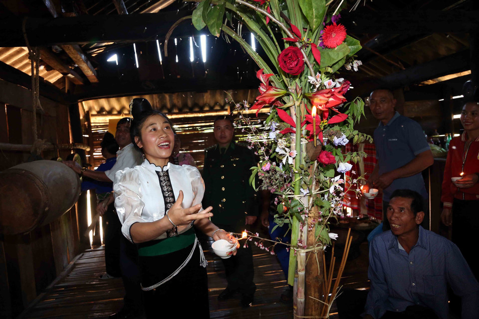 Vãi gạo với ước mong mùa màng bội thu, cuộc sống đủ đầy trong Lễ Sà Típ. (Ảnh: Quang Quyết/TTXVN)