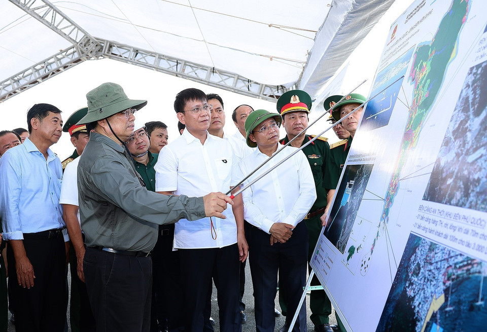 Thủ tướng Phạm Minh Chính kiểm tra dự án Khu cảng hành khách quốc tế Phú Quốc. (Ảnh: Dương Giang/TTXVN)