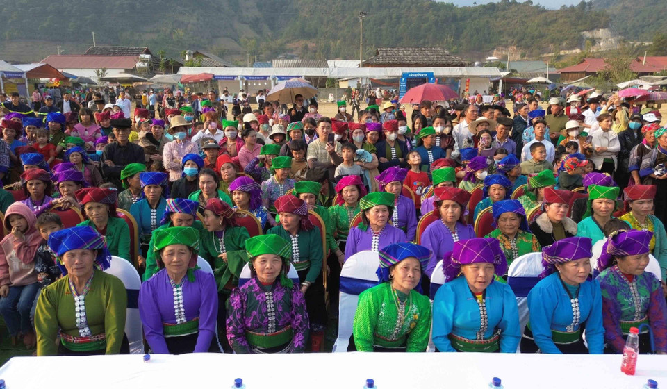 Đồng bào dân tộc xã Ngọc Chiến tham dự Ngày hội hoa sơn tra năm 2024. (Ảnh: Quang Quyết/TTXVN)