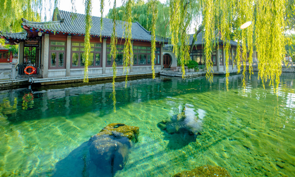 Đây là một quần thể văn hóa du lịch sở hữu những cảnh đẹp thiên nhiên làm say đắm lòng người, khiến du khách đến tham quan như bị níu chân không muốn về. (Ảnh: Tiến Trung-Mạnh Cường-Thành Dương/Vietnam+)