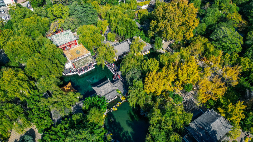 Đến thăm thành phố Tế Nam, tỉnh Sơn Đông, Trung Quốc, du khách thường không thể bỏ qua Công viên Báo Đột Tuyền, một địa chỉ du lịch văn hóa nổi tiếng. (Ảnh: Tiến Trung-Mạnh Cường-Thành Dương/Vietnam+)