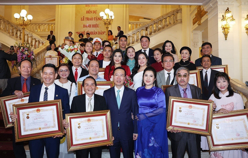 Chủ tịch nước Võ Văn Thưởng chụp ảnh chung với các nghệ sỹ. (Ảnh: Thống Nhất/TTXVN)