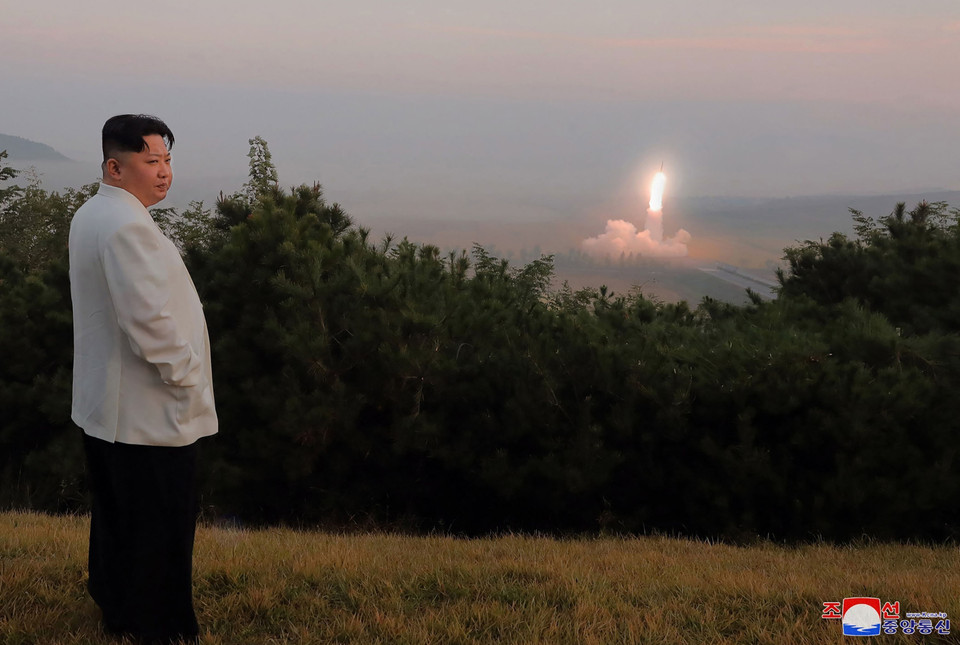 Nhà lãnh đạo Triều Tiên Kim Jong-un thị sát một vụ phóng thử tên lửa, do đơn vị tác chiến hạt nhân chiến thuật thuộc Quân đội Nhân dân Triều Tiên tiến hành, tại địa điểm không xác định. (Ảnh: AFP/TTXVN)
