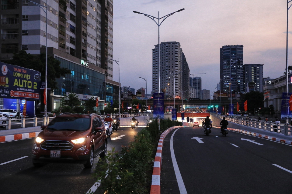 Các phương tiện dễ dàng di chuyển khi qua hầm chui Lê Văn Lương. (Ảnh: Tuấn Anh/TTXVN)