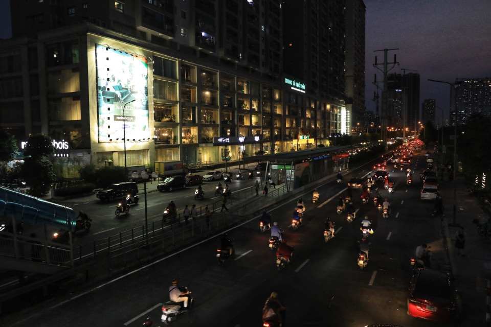 Không còn tình trạng ùn tắc khi di chuyển qua nút giao Lê Văn Lương-Tố Hữu-Khuất Duy Tiến (Ảnh chụp lúc 18h15). (Ảnh: Tuấn Anh/TTXVN)