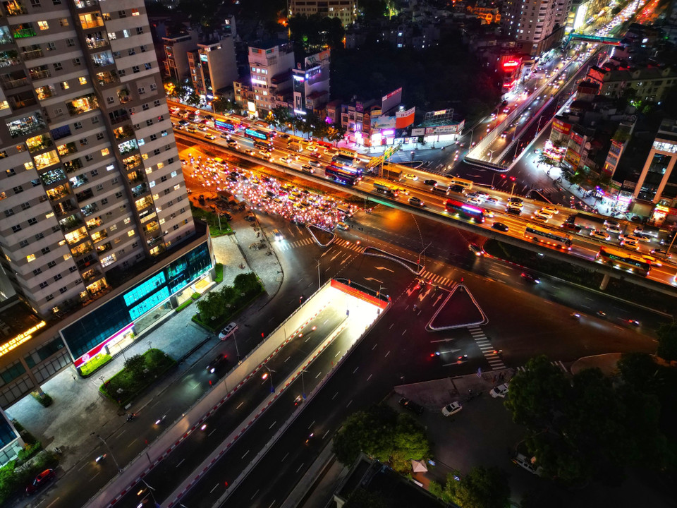 Nút giao Lê Văn Lương-Khuất Duy Tiến-Tố Hữu không còn xảy ra tình trạng tắc nghẽn giao thông (Ảnh chụp lúc 18h15). (Ảnh: Tuấn Anh/TTXVN)