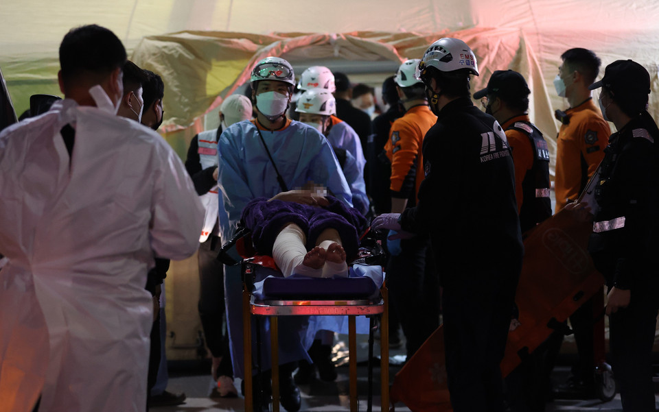 Lực lượng cứu hộ chuyển các nạn nhân tại hiện trường vụ giẫm đạp trong lễ Halloween ở Itaewon, Seoul, Hàn Quốc ngày 30/10/2022. (Nguồn: Yonhap/TTXVN)