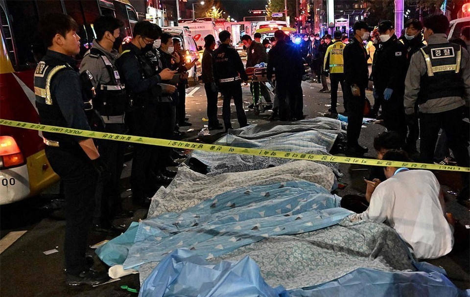 Lực lượng chức năng Hàn Quốc điều tra tại hiện trường vụ giẫm đạp trong lễ Halloween ở Itaewon, Seoul ngày 30/10/2022. (Nguồn: Yonhap/TTXVN)