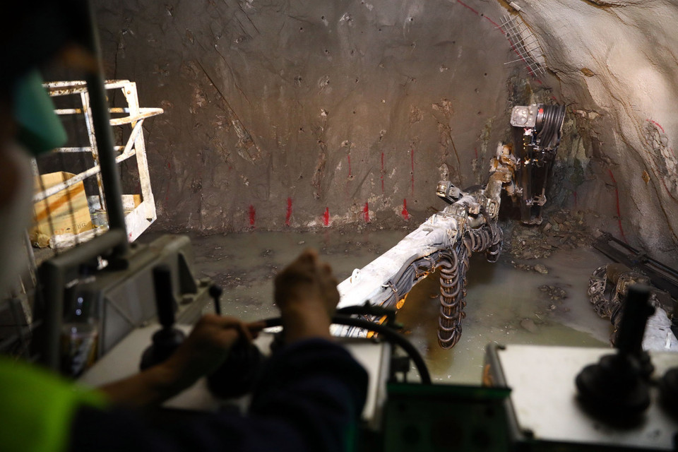 Cận cảnh những mũi khoan đào từng mét hầm Núi Vung tại ống hầm phía Bắc. (Ảnh: Huy Hùng/TTXVN)