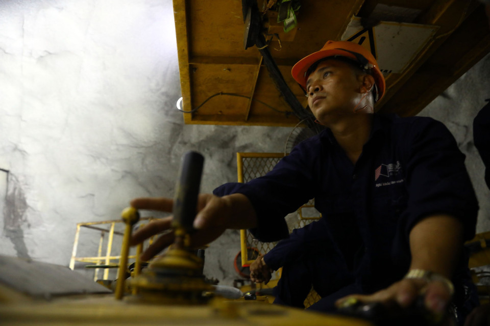 Trong hầm ngày cũng như đêm, đội ngũ công nhân bám trụ thi công, tập trung cao độ, đảm bảo tuyệt đối chính xác theo thiết kế. (Ảnh: Huy Hùng/TTXVN)