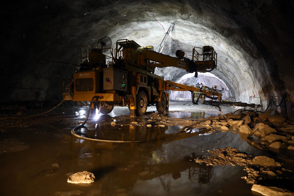 Máy khoan chuyên dụng hoạt động liên tục để đảm bảo tiến độ. (Ảnh: Huy Hùng/TTXVN)