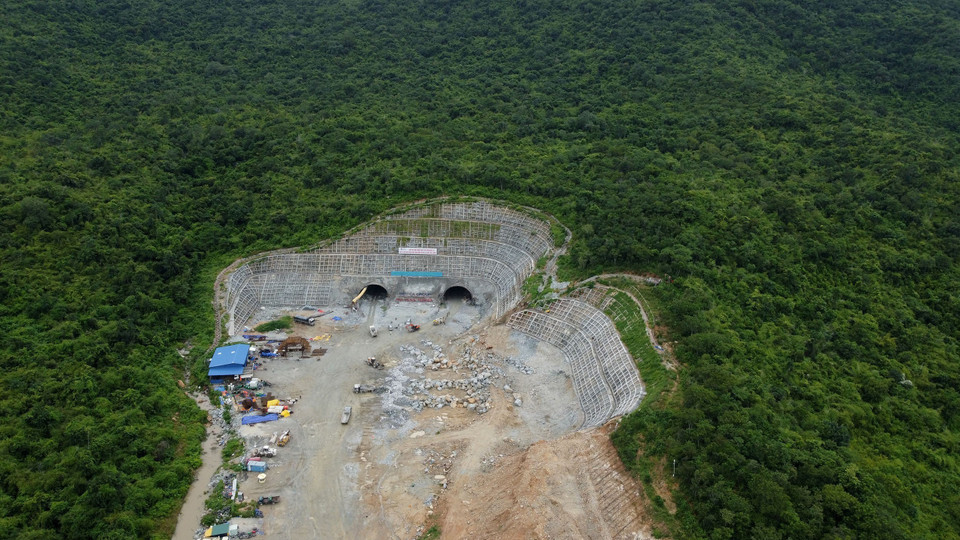 Hầm xuyên núi đá Núi Vung dài hơn 2,2km nằm giáp ranh giữa địa bàn 2 tỉnh Ninh Thuận và Bình Thuận, là khớp nối quan trọng của cao tốc thành phần Cam Lâm-Vĩnh Hảo, thuộc dự án trọng điểm quốc gia đường bộ cao tốc Bắc Nam phía Đông giai đoạn 2017-2020. Trong ảnh: Cửa hầm phía Bắc nằm trên địa bàn huyện Thuận Nam, tỉnh Ninh Thuận. (Ảnh: Huy Hùng/TTXVN)