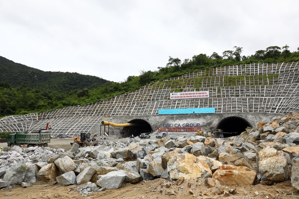 Hầm núi Vung thuộc dự án cao tốc Cam Lâm-Vĩnh Hảo dài 2,2km, quy mô 3 làn xe, bề rộng hầm 14m. (Ảnh: Huy Hùng/TTXVN)
