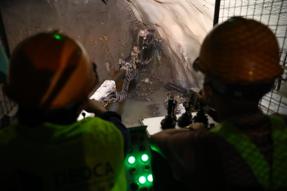 Tại công trường thi công hầm Núi Vung người lao động được chia làm 3 ca, 4 kíp/ngày. (Ảnh: Huy Hùng/TTXVN)