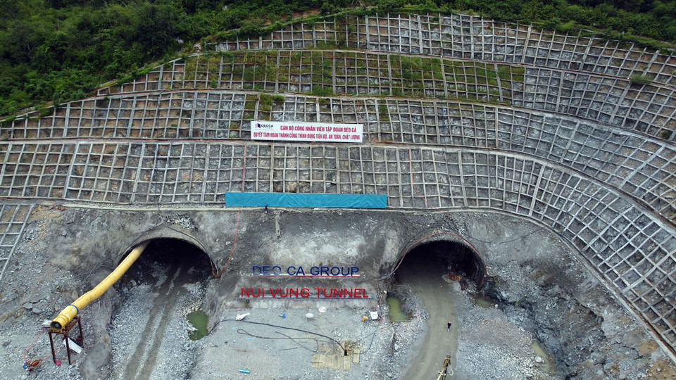 Công trường thi công 2 ống hầm phía Bắc hầm Núi Vung nhìn từ trên cao. (Ảnh: Huy Hùng/TTXVN)