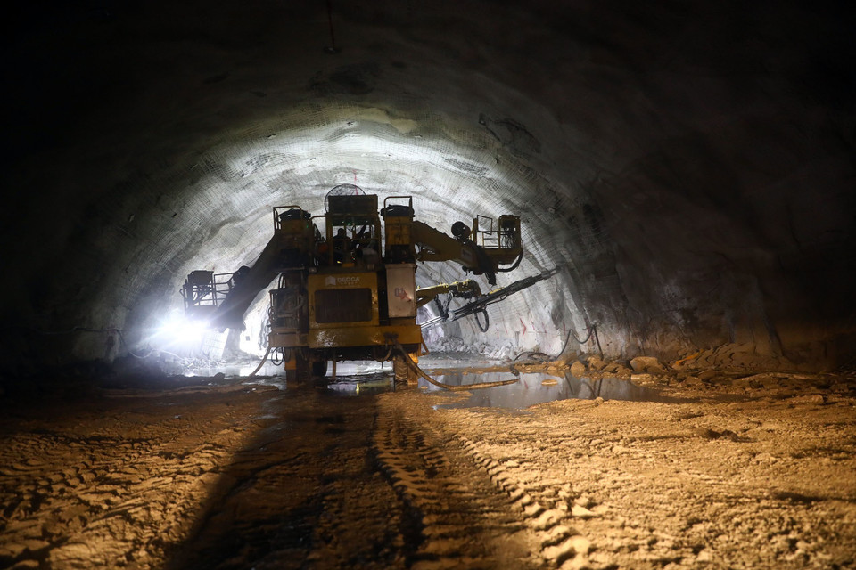 Các nhà thầu huy động thiết bị, máy móc công nghệ hiện đại chia làm 2 mũi thi công phía Bắc và phía Nam hầm Núi Vung. (Ảnh: Huy Hùng/TTXVN)