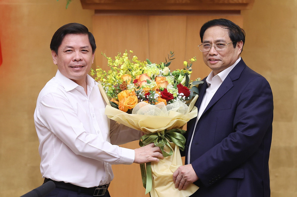 Thủ tướng Phạm Minh Chính tặng hoa chúc mừng ông Nguyễn Văn Thể nhận nhiệm vụ Bí thư Đảng ủy Khối các Cơ quan Trung ương. Ảnh: Dương Giang-TTXVN