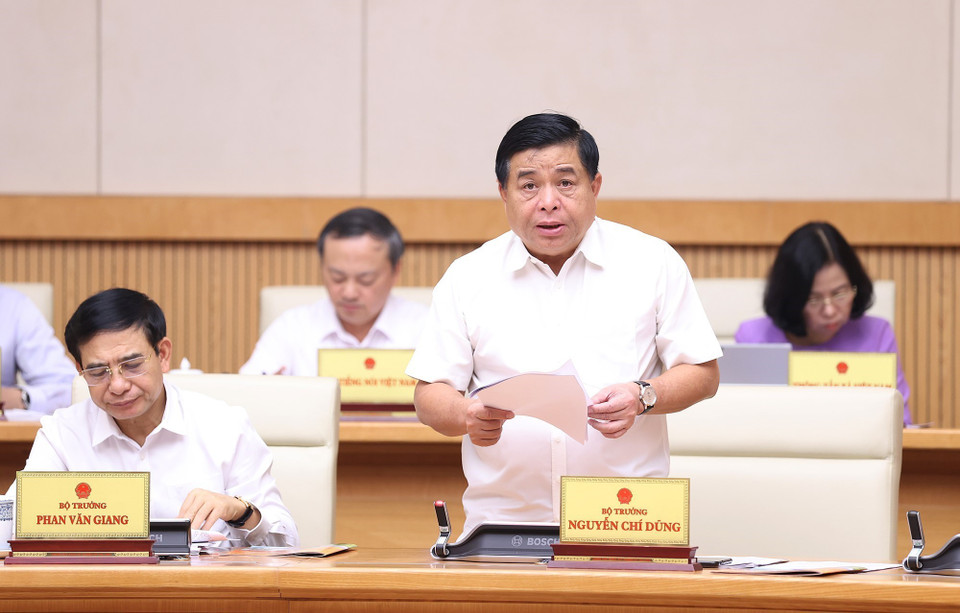 Bộ trưởng Bộ Kế hoạch và Đầu tư Nguyễn Chí Dũng báo cáo tình hình kinh tế-xã hội tháng 10. (Ảnh: Dương Giang/TTXVN)