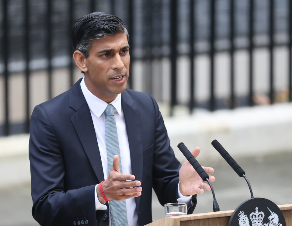 Ngay sau khi tuyên thệ nhậm chức ngày 25/10/2022, tân Thủ tướng Anh Rishi Sunak đã kiện toàn nội các trong bối cảnh nhiều Bộ trưởng dưới thời cựu Thủ tướng Liz Truss từ chức hoặc bị cách chức. Trong ảnh: Ông Rishi Sunak trong bài phát biểu đầu tiên trên cương vị Thủ tướng Anh, tại London, ngày 25/10/2022. (Ảnh: THX/TTXVN)