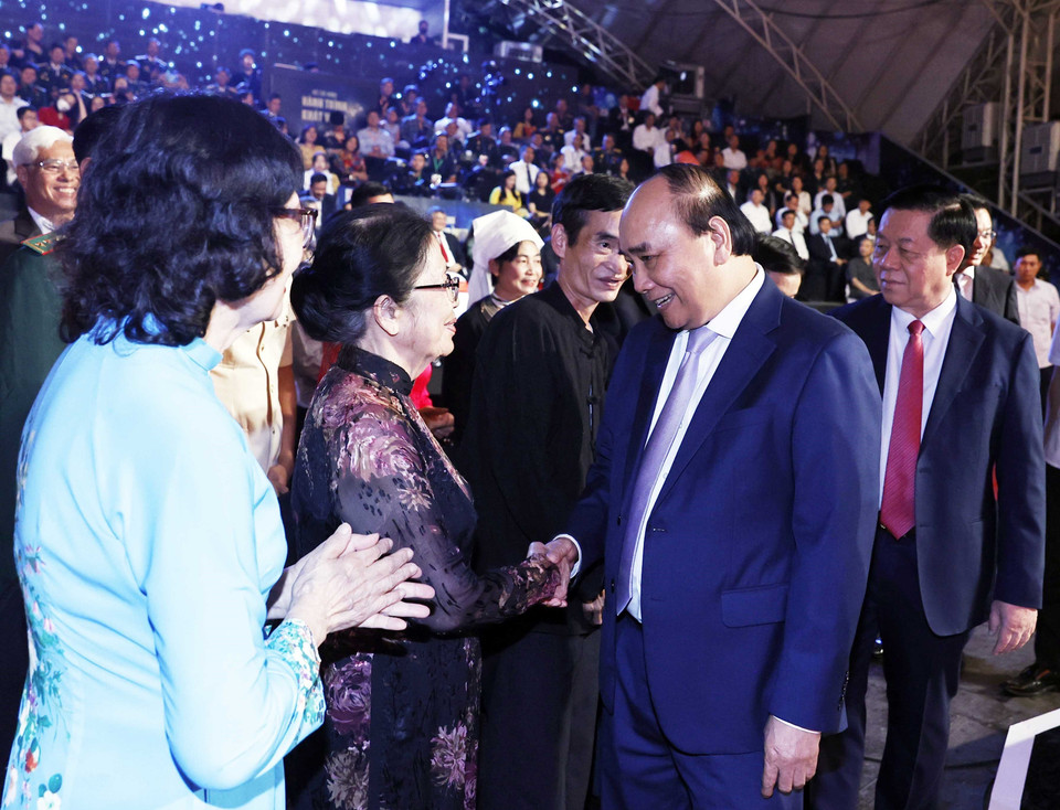 Chủ tịch nước Nguyễn Xuân Phúc và các đại biểu điển hình tiêu biểu trong học tập và làm theo tư tưởng đạo đức, phong cách Hồ Chí Minh. (Ảnh: Thống Nhất/TTXVN)