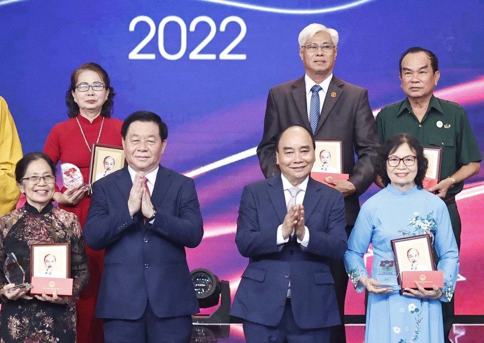 Chủ tịch nước Nguyễn Xuân Phúc trao tặng chân dung “Chủ tịch Hồ Chí Minh,” ông Nguyễn Trọng Nghĩa, Bí thư Trung ương Đảng, Trưởng ban Tuyên giáo Trung ương trao biểu trưng tôn vinh các điển hình tiêu biểu. (Ảnh: Thống Nhất/TTXVN)