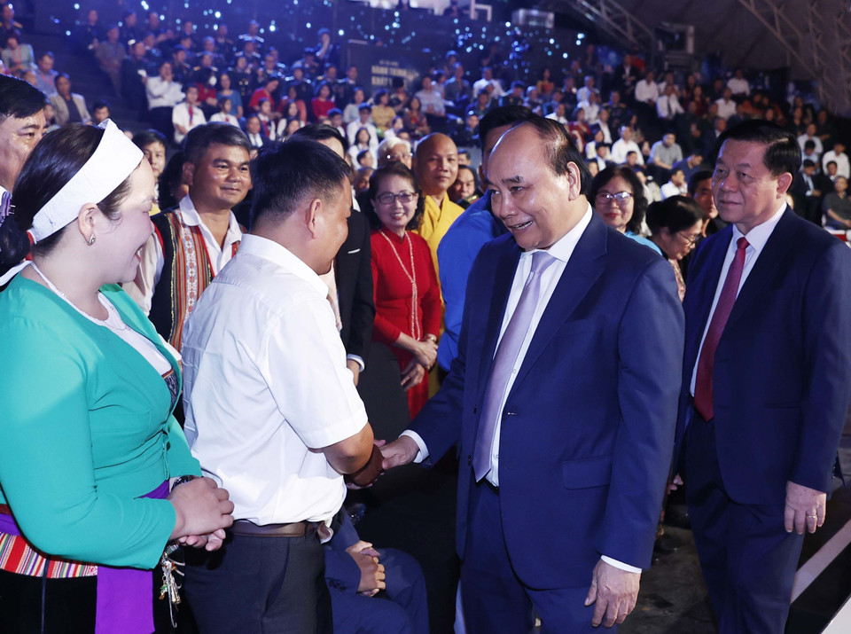 Chủ tịch nước Nguyễn Xuân Phúc và các gương điển hình tiêu biểu trong học tập và làm theo tư tưởng, đạo đức, phong cách Hồ Chí Minh. (Ảnh: Thống Nhất/TTXVN)