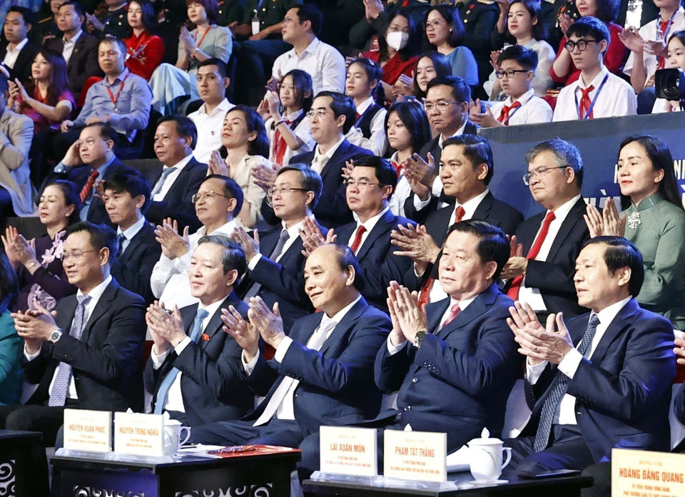 Chủ tịch nước Nguyễn Xuân Phúc và các đại biểu dự Chương trình “Hồ Chí Minh - Hành trình khát vọng 2022.” (Ảnh: Thống Nhất/TTXVN)