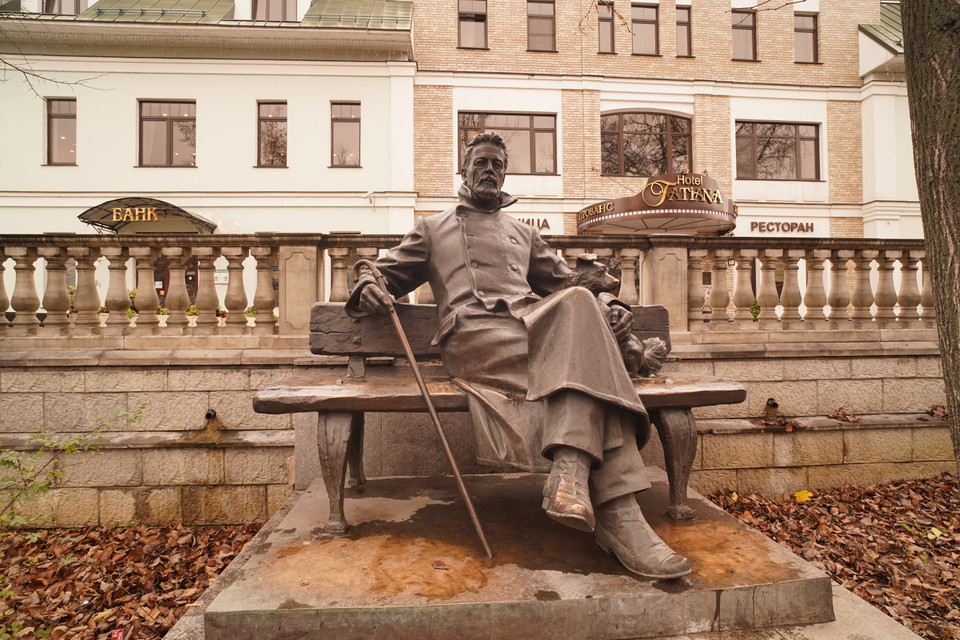 Tượng nhà văn Anton Chekhov, người từng làm bác sỹ ở Zvenigorod. (Ảnh: Duy Trinh/TTXVN)