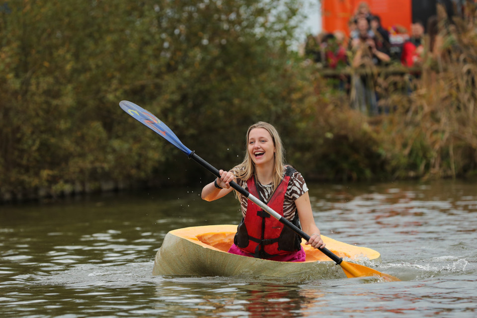 Cuộc đua chèo thuyền bí ngô diễn ra ở Kasterlee, Bỉ vào mùa Halloween. Những trái bí ngô khổng lồ nặng từ 100kg được khoét rỗng thành những chiếc thuyền vừa đủ cho một người ngồi. Các tay đua sẽ cố gắng giữ cho thuyền của mình không bị chìm giữa đường và nhanh chóng cán đích. (Ảnh: THX/TTXVN)