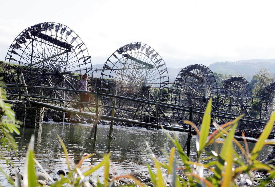 Vẻ đẹp hoang sơ của những chiếc cọn nước đã tạo ra hình ảnh ấn tượng khó phai cho du khách khi đặt chân tới bản Nà Khương. (Ảnh: Quý Trung/TTXVN)