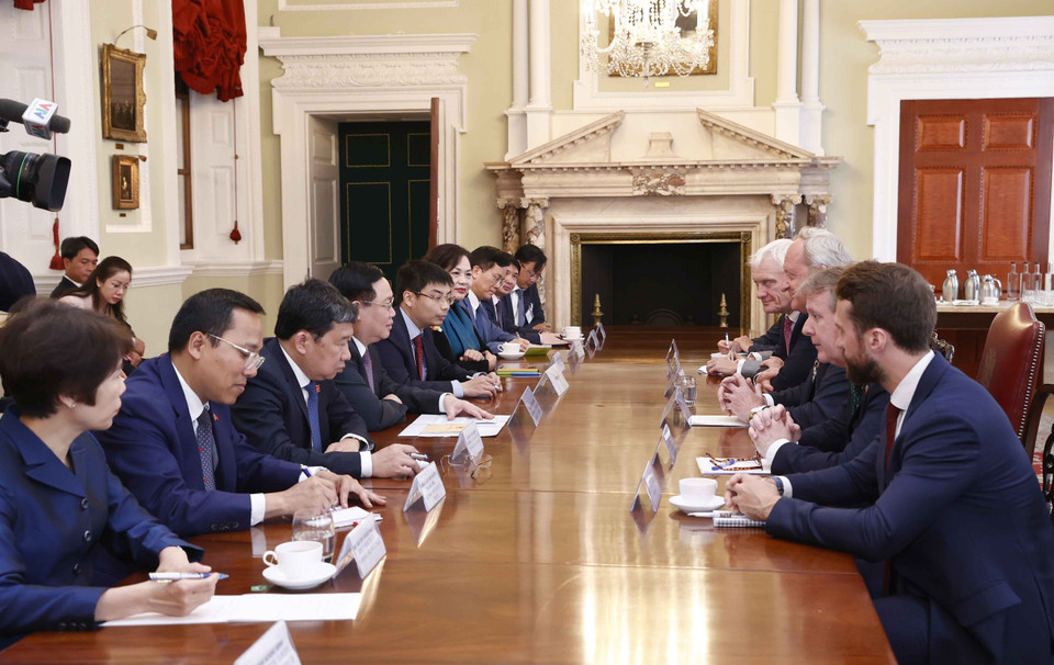 Trong khuôn khổ chương trình thăm chính thức Vương quốc Anh, chiều 29/6 (theo giờ địa phương), tại Thủ đô London, Chủ tịch Quốc hội Vương Đình Huệ thăm, làm việc tại Văn phòng Thị trưởng khu tài chính London. (Ảnh: Doãn Tấn/TTXVN)