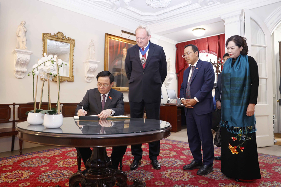 Chủ tịch Quốc hội Vương Đình Huệ ký sổ lưu niệm. (Ảnh: Doãn Tấn/TTXVN)