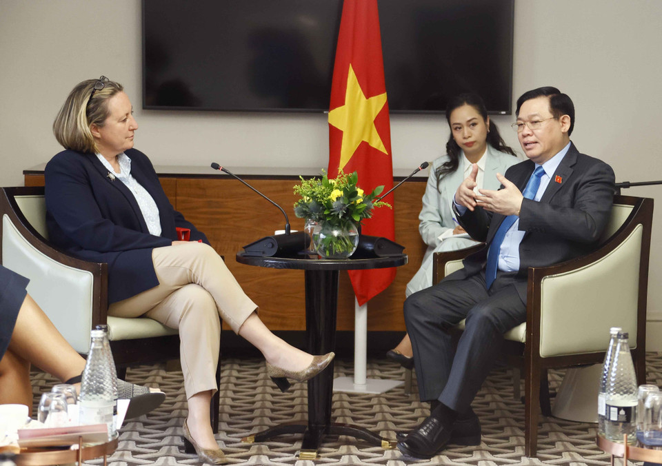 Trong khuôn khổ chương trình thăm chính thức Vương quốc Anh, chiều 29/6/2022 (theo giờ địa phương), tại Thủ đô London, Chủ tịch Quốc hội Vương Đình Huệ tiếp Bộ trưởng Bộ Thương mại quốc tế Anh Anne-Marie Trevelyan. (Ảnh: Doãn Tấn/TTXVN)