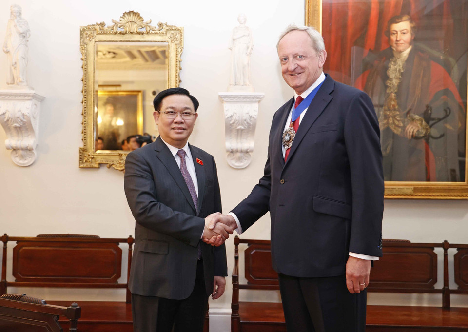 Trong khuôn khổ chương trình thăm chính thức Vương quốc Anh, chiều 29/6 (theo giờ địa phương), tại Thủ đô London, Chủ tịch Quốc hội Vương Đình Huệ thăm, làm việc tại Văn phòng Thị trưởng khu tài chính London. (Ảnh: Doãn Tấn/TTXVN)