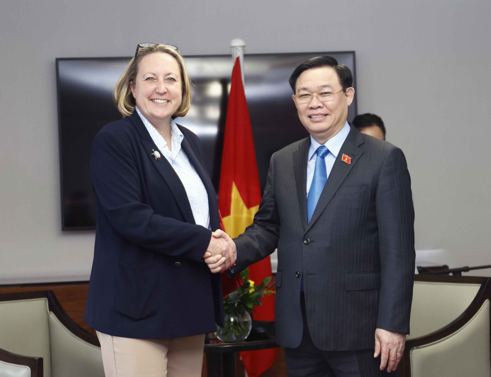 Trong khuôn khổ chương trình thăm chính thức Vương quốc Anh, chiều 29/6/2022 (theo giờ địa phương), tại Thủ đô London, Chủ tịch Quốc hội Vương Đình Huệ tiếp Bộ trưởng Bộ Thương mại quốc tế Anh Anne-Marie Trevelyan. (Ảnh: Doãn Tấn/TTXVN)