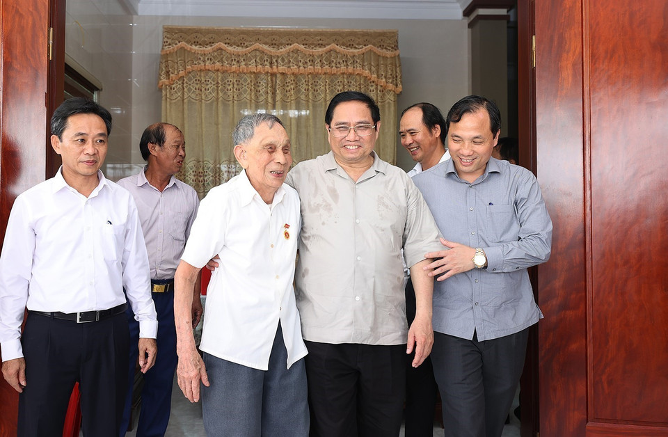 Thủ tướng Phạm Minh Chính thăm ông Nguyễn Văn Minh, 95 tuổi, cán bộ tiền khởi nghĩa, nguyên Bí thư Thị ủy Hà Tĩnh. (Ảnh: Dương Giang/TTXVN)