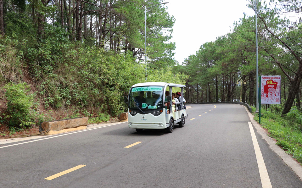 Những con đường uốn lượng đặc trưng của phố núi Pleiku dẫn du khách vào Biển Hồ. (Ảnh: Hồng Điệp/TTXVN)