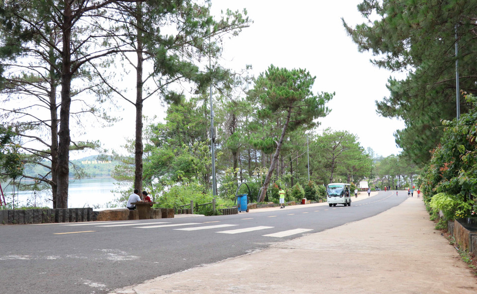 Đường bao quanh khu du lịch Biển Hồ được tôn tạo đẹp đẽ để thu hút du khách. (Ảnh: Hồng Điệp/TTXVN)