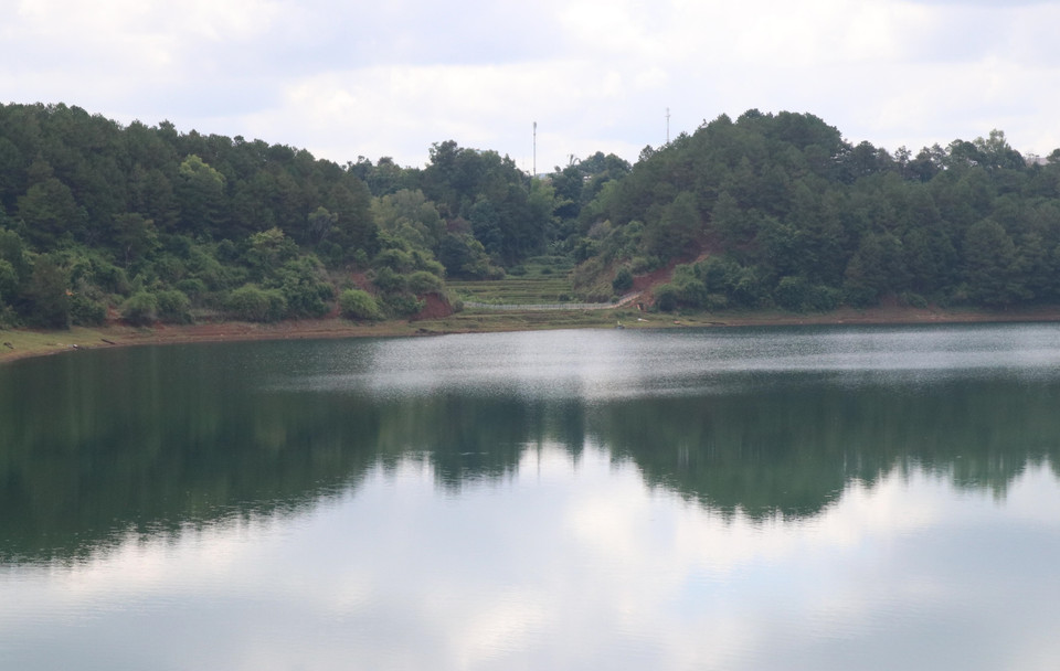 Phong cảnh hoang sơ của khu du lịch Biển Hồ thu hút rất nhiều du khách đến tham quan. (Ảnh: Hồng Điệp/TTXVN)