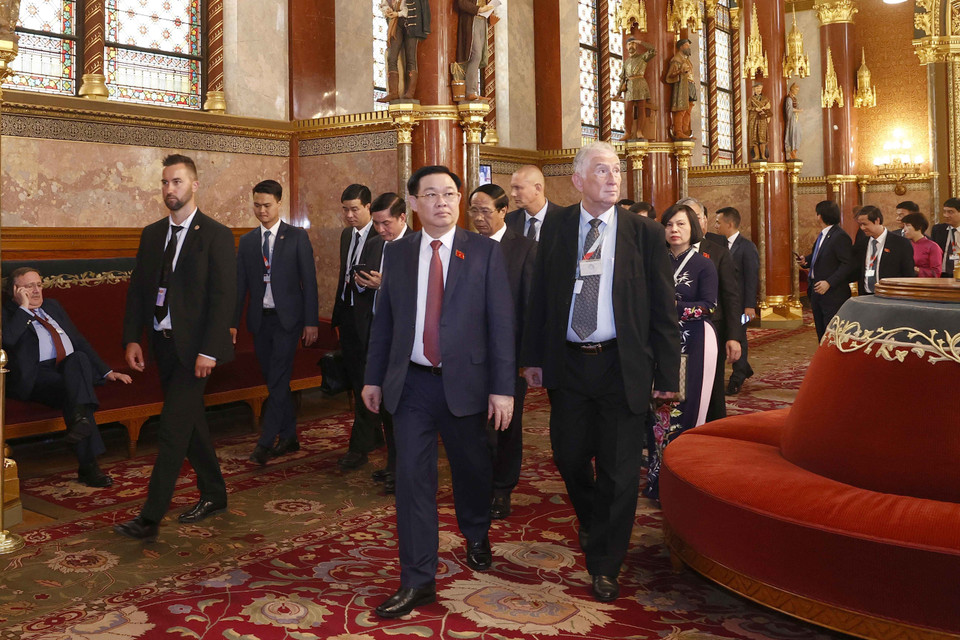 Chủ tịch Quốc hội Vương Đình Huệ thăm Nhà Quốc hội Hungary. (Ảnh: Doãn Tấn/TTXVN)