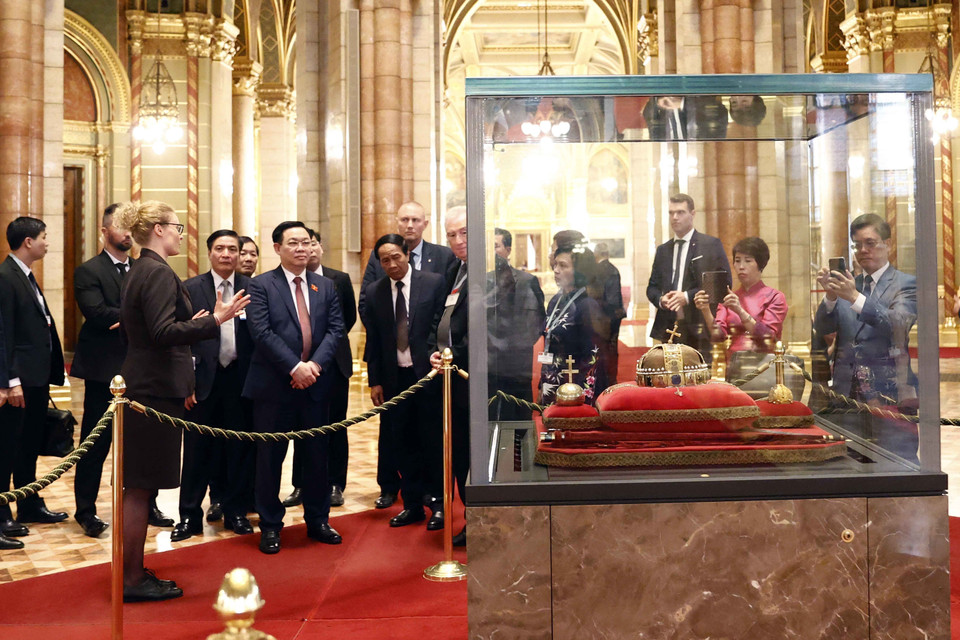 Chủ tịch Quốc hội Vương Đình Huệ thăm Nhà Quốc hội Hungary. (Ảnh: Doãn Tấn/TTXVN)