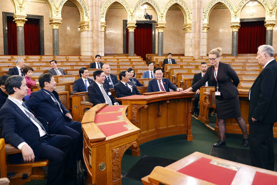 Chủ tịch Quốc hội Vương Đình Huệ thăm Nhà Quốc hội Hungary. (Ảnh: Doãn Tấn/TTXVN)