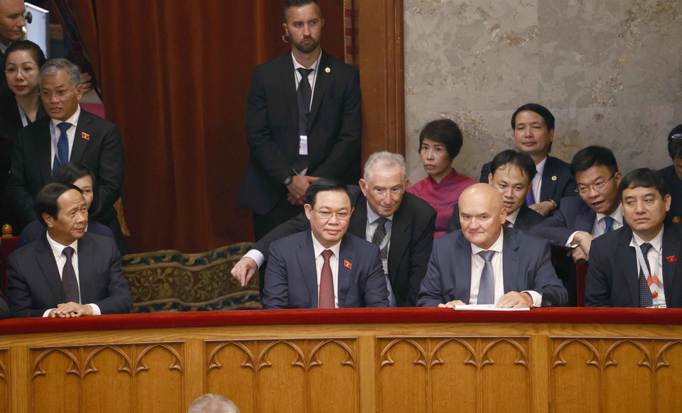 Chủ tịch Quốc hội Vương Đình Huệ dự Phiên họp toàn thể Quốc hội Hungary. (Ảnh: Doãn Tấn/TTXVN)