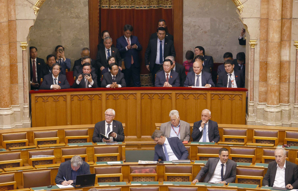 Chủ tịch Quốc hội Vương Đình Huệ dự Phiên họp toàn thể Quốc hội Hungary. (Ảnh: Doãn Tấn/TTXVN)