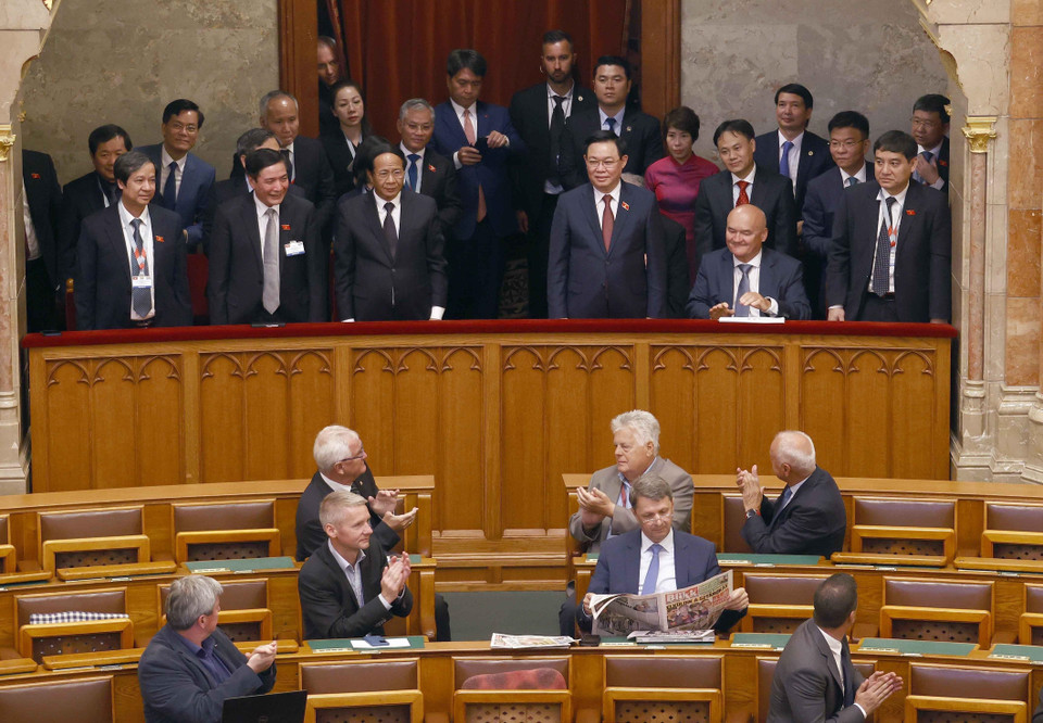 Chủ tịch Quốc hội Vương Đình Huệ dự Phiên họp toàn thể Quốc hội Hungary. (Ảnh: Doãn Tấn/TTXVN)