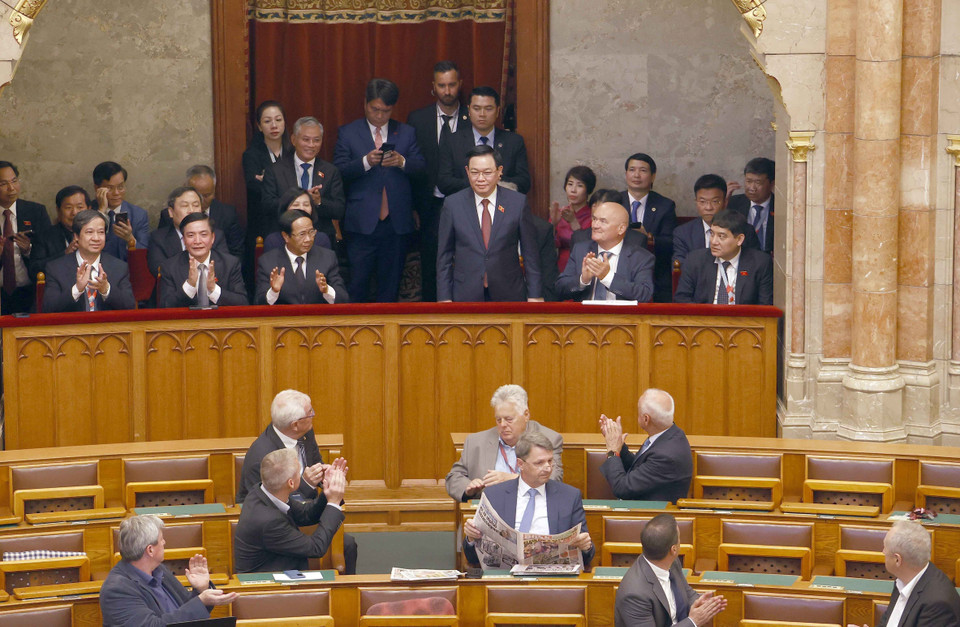 Chủ tịch Quốc hội Vương Đình Huệ dự Phiên họp toàn thể Quốc hội Hungary. (Ảnh: Doãn Tấn/TTXVN)