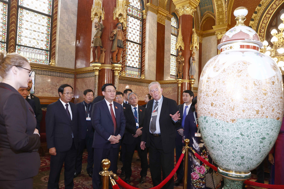 Chủ tịch Quốc hội Vương Đình Huệ thăm Nhà Quốc hội Hungary. (Ảnh: Doãn Tấn/TTXVN)